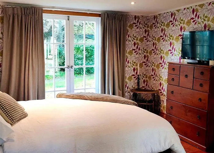 The Oaks- A Beautifully Appointed 1890S Villa