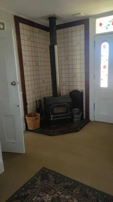 The Oaks- A Beautifully Appointed 1890s Holiday home *