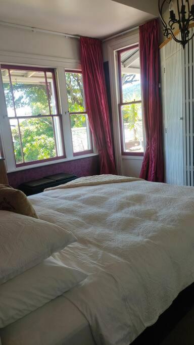 Holiday home The Oaks- A Beautifully Appointed 1890s Featherston