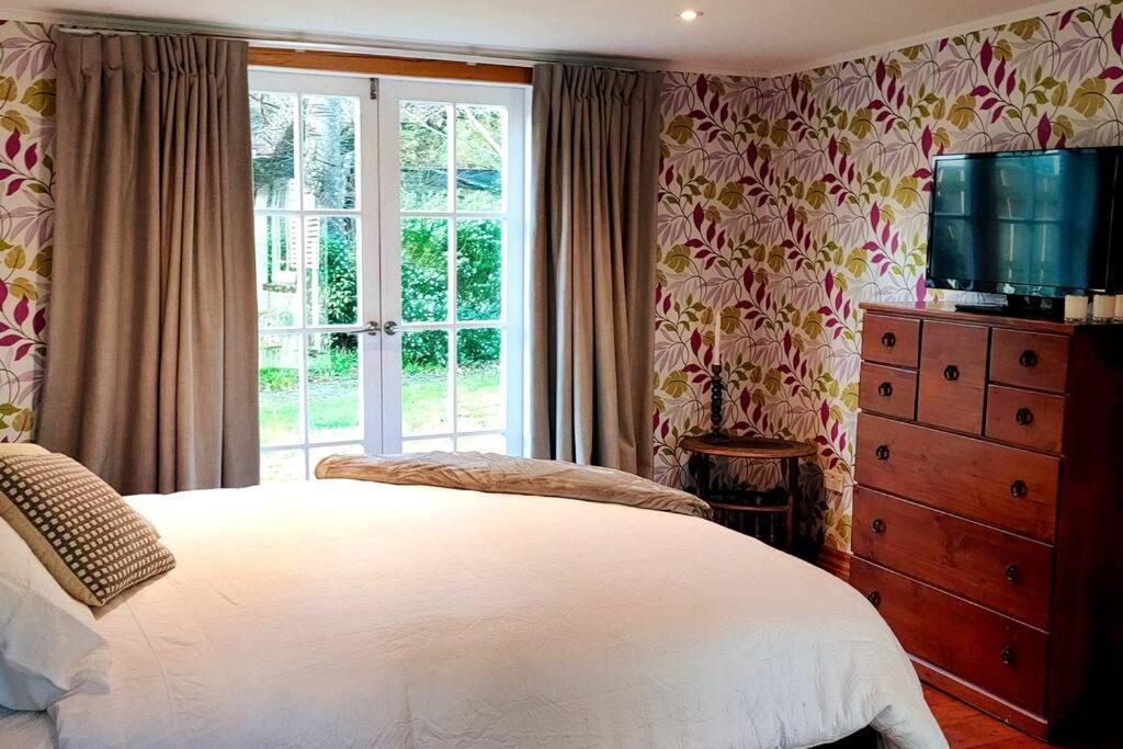 Holiday home The Oaks- A Beautifully Appointed 1890s Featherston