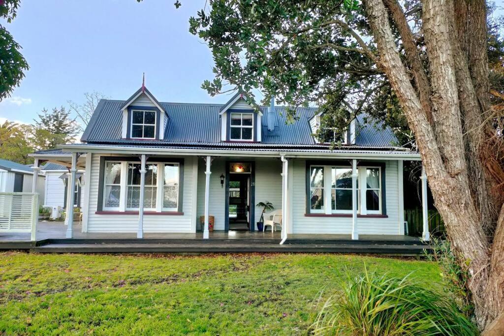 Holiday home The Oaks- A Beautifully Appointed 1890s