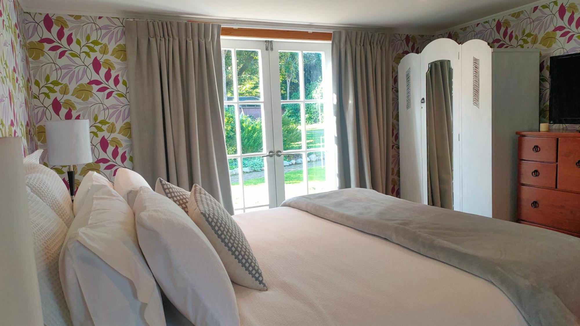 The Oaks- A Beautifully Appointed 1890s Holiday home *