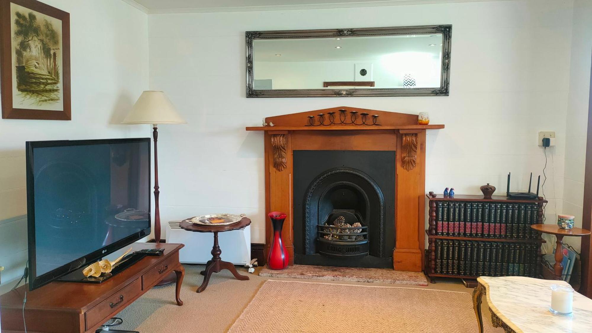 The Oaks- A Beautifully Appointed 1890s Holiday home *