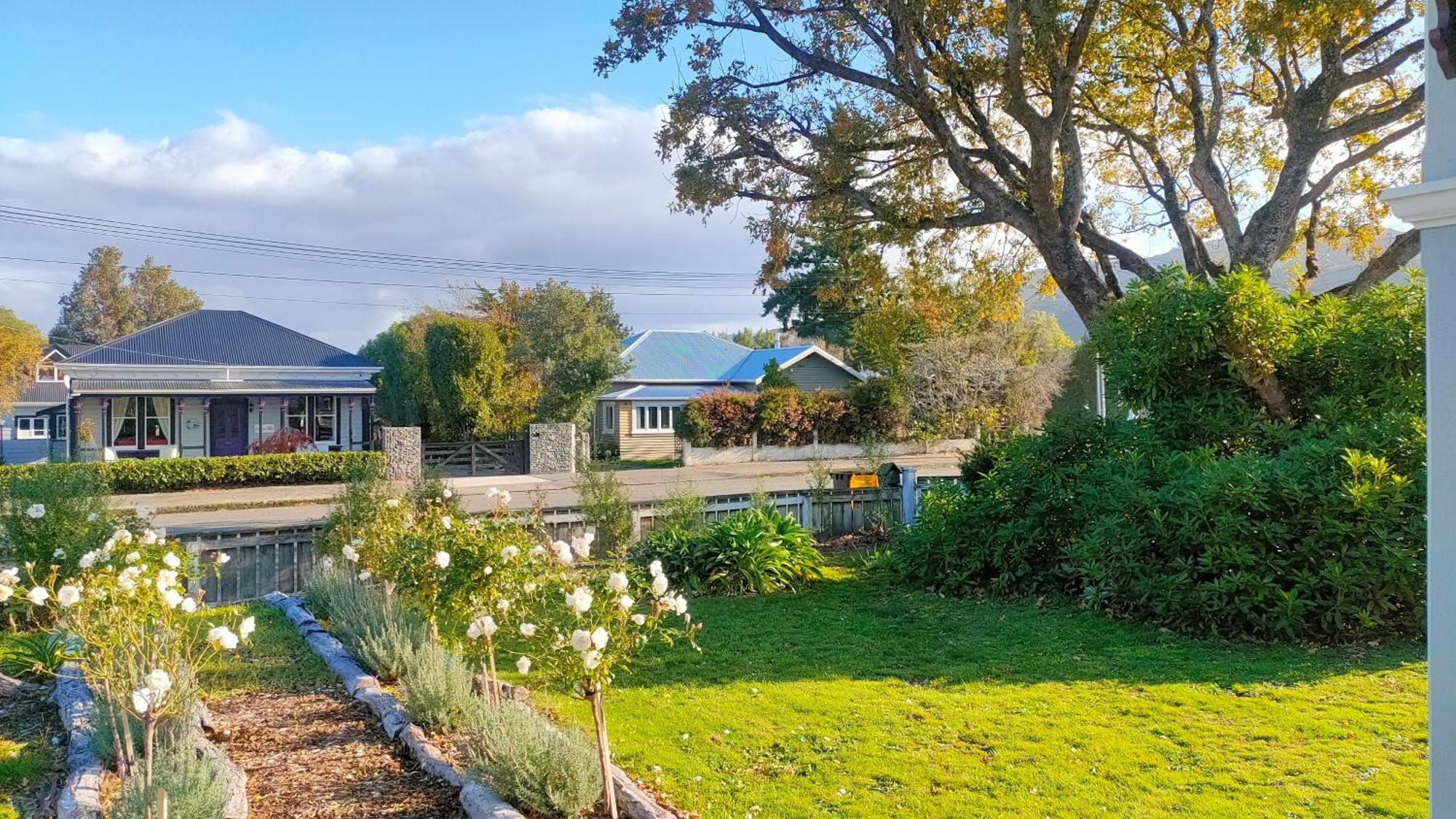 The Oaks- A Beautifully Appointed 1890s Holiday home Featherston